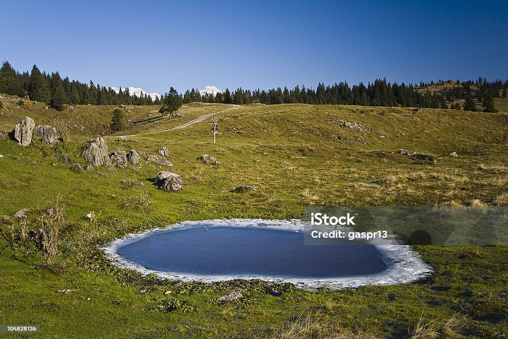 Fresca mattinata sulla soglia delle Alpi - Foto stock royalty-free di Acqua