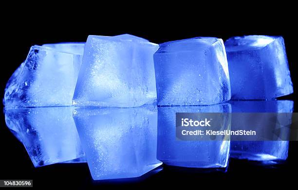 Foto de Cubos De Gelo e mais fotos de stock de Acender - Acender, Azul, Bebida