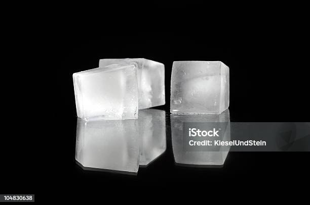 Cubetti Di Ghiaccio - Fotografie stock e altre immagini di Cubetto di ghiaccio - Cubetto di ghiaccio, Scontornabile, Ghiacciato