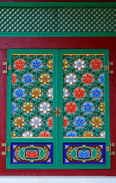 Korean traditional patterns used in the buildings of Buddhist temples in Korea
The name of this pattern and color is "Dancheong".