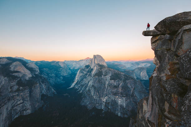 wanderer im yosemite-nationalpark, kalifornien, usa - yosemite valley stock-fotos und bilder