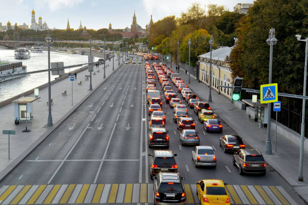 atasco de tráfico de la tarde cerca del kremlin de moscú - slow jam fotografías e imágenes de stock