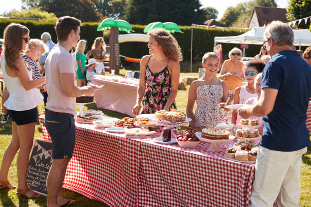 夏の庭の祭日で忙しいケーキのストール - family child crowd british culture ストックフォトと画像