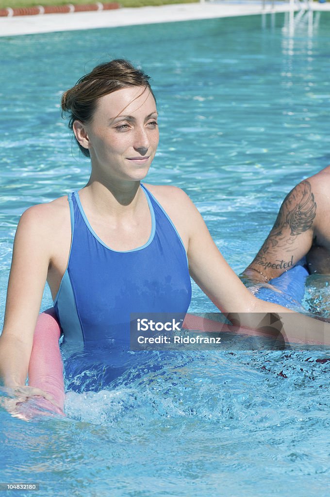 Bella dama con tubo de acuática en la piscina - Foto de stock de 20 a 29 años libre de derechos