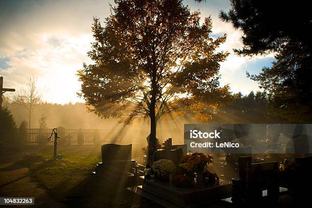 Photo libre de droit de Espéronsnbsp banque d'images et plus d'images libres de droit de Automne - Automne, Cimetière, Christianisme