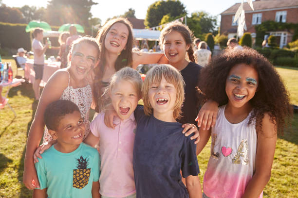 portrait des enfants excités au jardin d’été fete - kermesse photos et images de collection