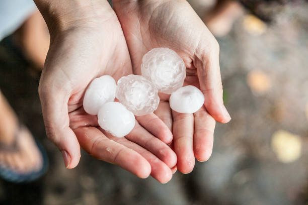 très gros grêlons dans les mains - grêle photos et images de collection