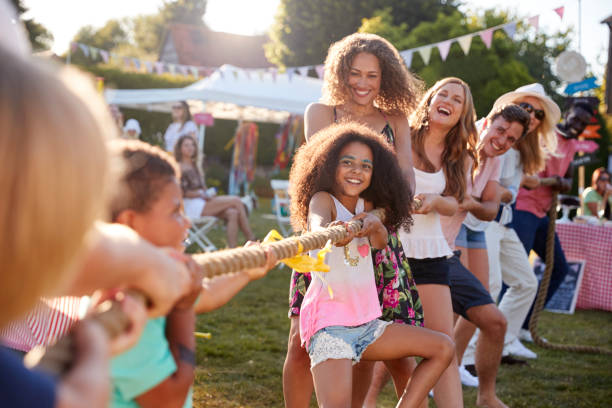 spiel der tauziehen im sommergarten fete - kids party stock-fotos und bilder
