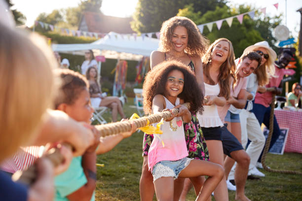 jeu de tir à la corde au jardin d’été fete - divertissement événement photos et images de collection