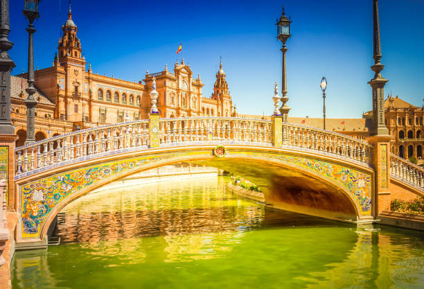 ブリッジの plaza de espana 、セビリア（スペイン） - plaza de espana sevilla town square seville ストックフォトと画像