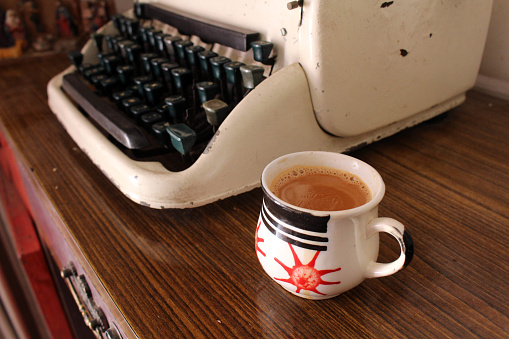 Translation: the vintage typewriter or type machine and a cup of chai tea. Perfect morning!