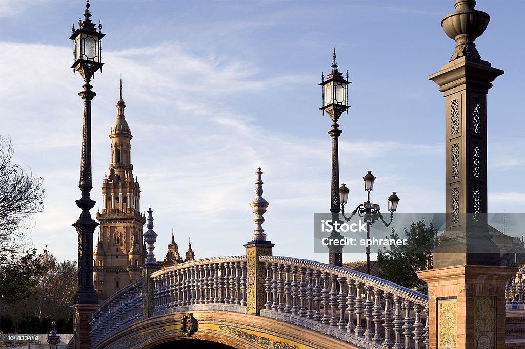 橋をモート.Plaza De Espana ます。セビリア - カラー画像のロイヤリティフリーストックフォト