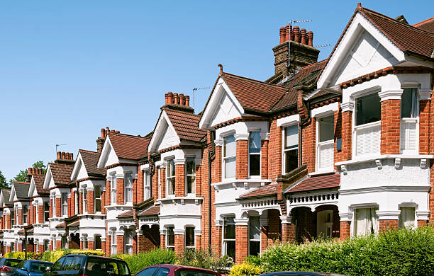 casas inglês - residential district housing development house uk imagens e fotografias de stock