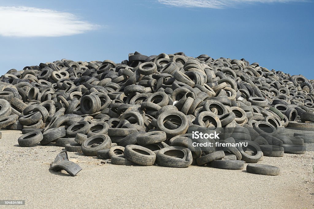 Große Haufen von verwendet Reifen - Lizenzfrei Reifen Stock-Foto