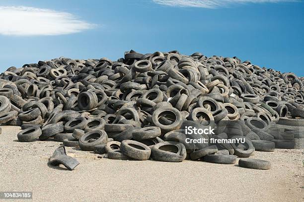 Große Haufen Von Verwendet Reifen Stockfoto und mehr Bilder von Reifen - Reifen, Müll, Müllkippe