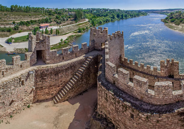 castello di almourol, un'iconica fortezza templare costruita su un'isola rocciosa nel mezzo del fiume tago. - almourol foto e immagini stock