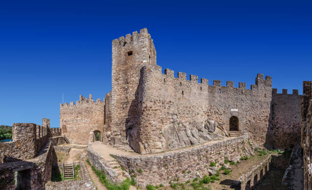 castello di almourol, un'iconica fortezza templare costruita su un'isola rocciosa nel mezzo del fiume tago. - almourol foto e immagini stock