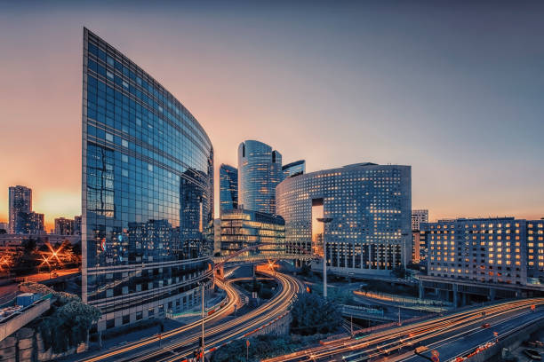 edificio moderno a parigi - quartiere finanziario foto e immagini stock