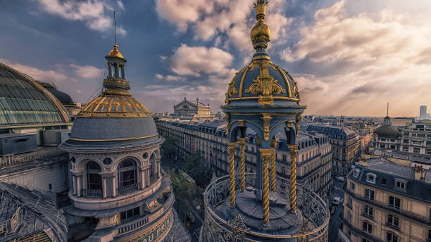 paryż w godzinach wieczornych - paris france roof apartment aerial view zdjęcia i obrazy z banku zdjęć