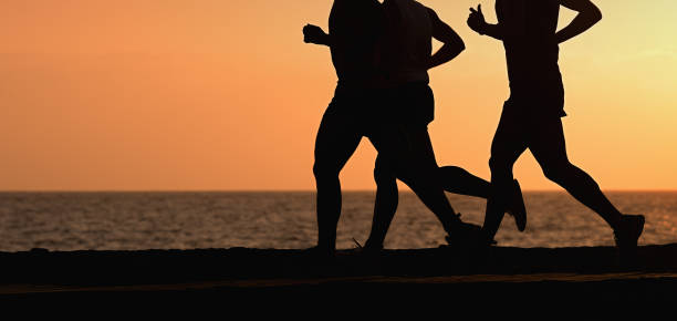 マラソン選手のシルエット - marathon running group of people jogging ストックフォトと画像