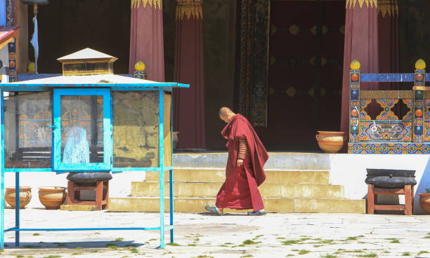 phobjikha 谷、ブータンの gangteng 僧院の僧侶 - monk tibet buddhism china ストックフォトと画像