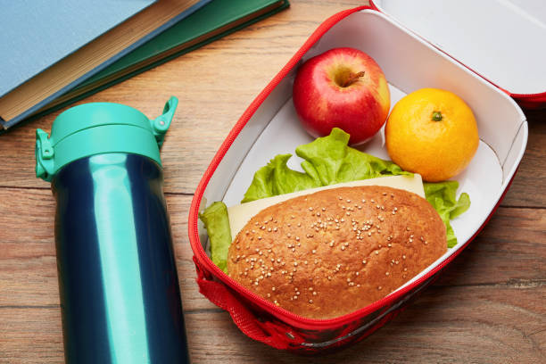 scatola da pranzo sana. concetto di pausa pranzo a scuola. - sandwich turkey lunch table foto e immagini stock