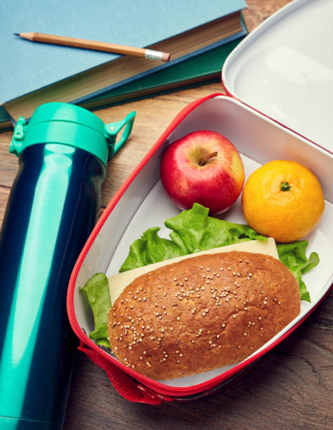 scatola da pranzo sana. concetto di pausa pranzo a scuola. - sandwich turkey lunch table foto e immagini stock