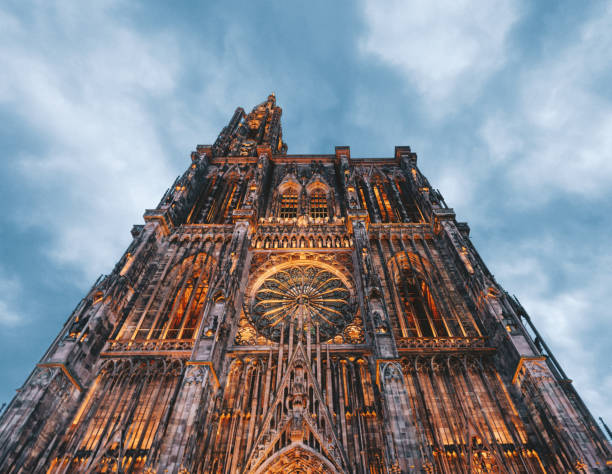 notre dame cathedral in strasbourg, france - church gothic style cathedral dark imagens e fotografias de stock