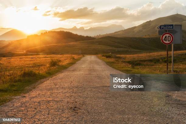 Atardecer En El Camino Al Parque Nacional Durmitor En Montenegro Foto de stock y más banco de imágenes de Aire libre