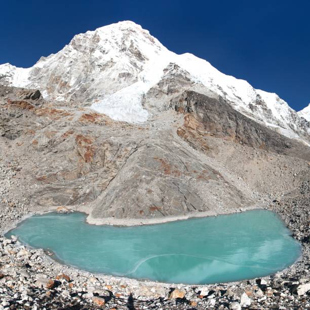 monte pumori o pumo ri, nepal himalaya montañas - glacier himalayas frozen lake fotografías e imágenes de stock