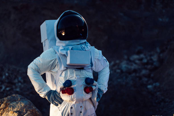 astronaute dans l'espace - people exploration futuristic walking photos et images de collection