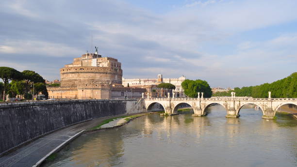 聖天使 (サンタンジェロ城) と聖天使橋 (サンタンジェロ) ローマ, イタリアの城 - angel ponte sant angelo statue castel santangelo ストックフォトと画像