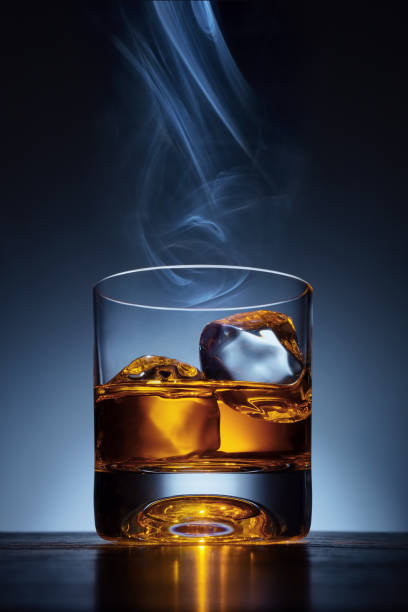 classy single malt whiskey with ice - low key imagens e fotografias de stock