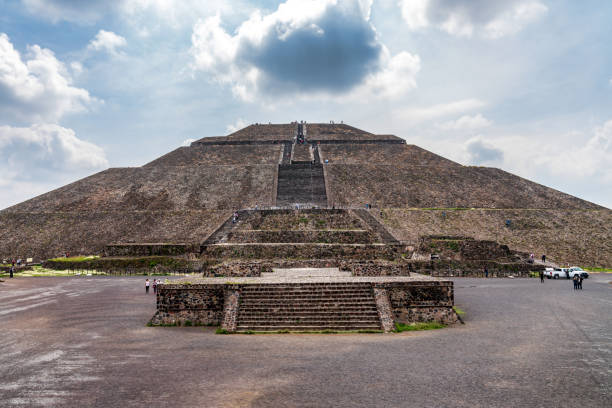 antiche piramidi e rovine teotihuacane a città del messico - teotihuacan foto e immagini stock