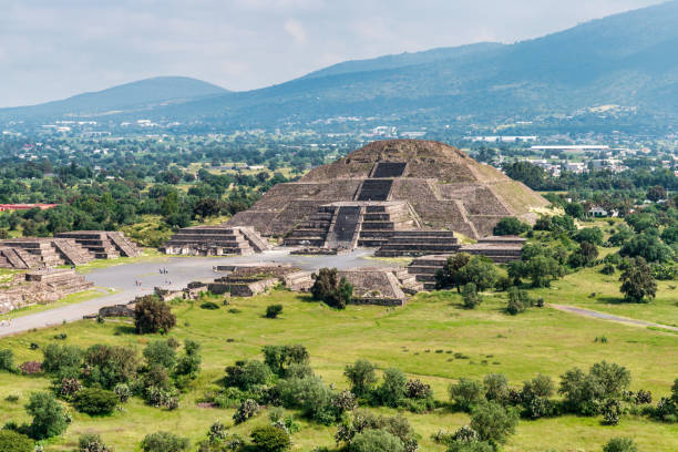 alten pyramiden von teotihuacan und ruinen in mexiko-stadt - teotihuacan stock-fotos und bilder