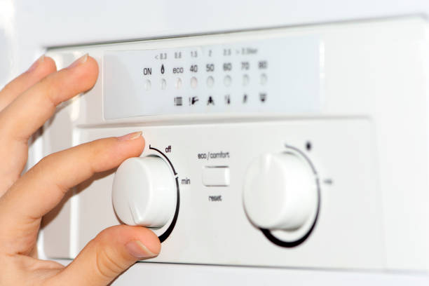가스 보일 러, 여자 손 - boiler gas boiler thermostat control panel 뉴스 사진 이미지