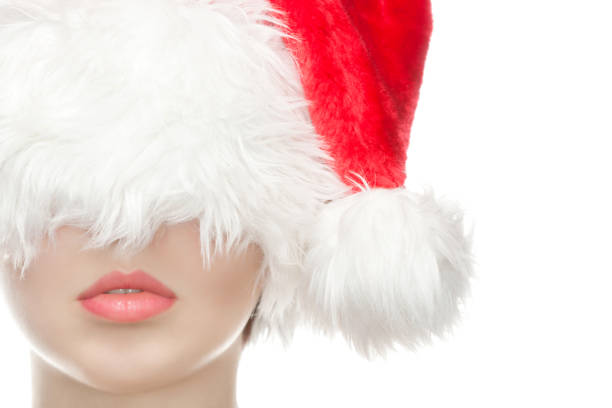 portret pięknej dziewczyny ubranej w kapelusz świętego mikołaja, z pięknym makijażem. - christmas women human lips female zdjęcia i obrazy z banku zdjęć