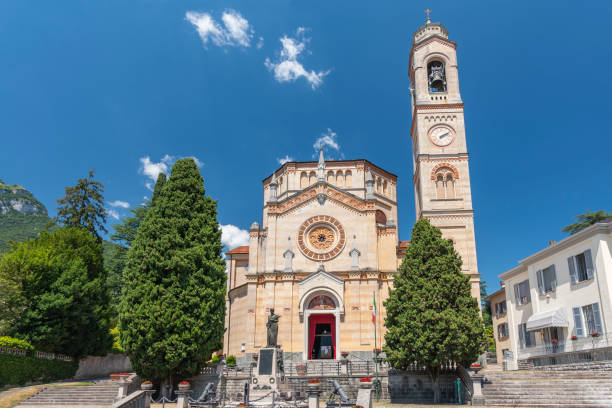 la chiesa parrocchiale di san lorenzo a tremezzo, lago di como, italia. - lenno foto e immagini stock