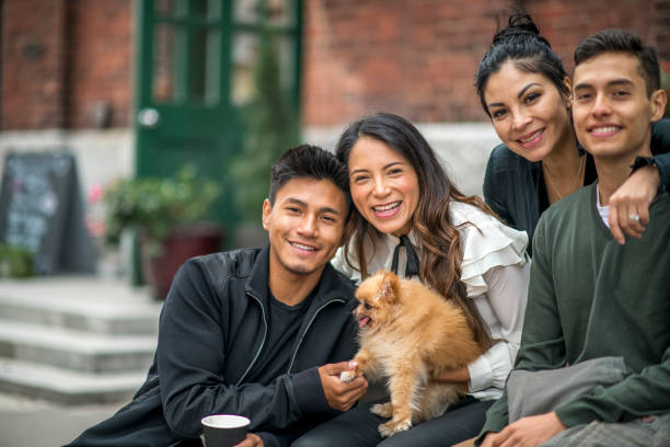 foto de familia de latinos o hispanos de cuatro personas hermosas - cousin fotografías e imágenes de stock