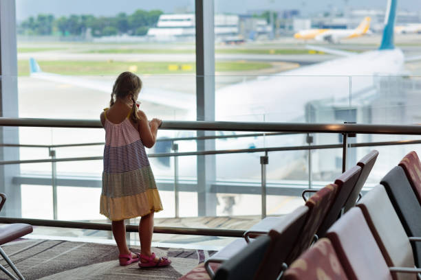 niños viajaran y volar. niño en el avión en el aeropuerto - 16611 fotografías e imágenes de stock