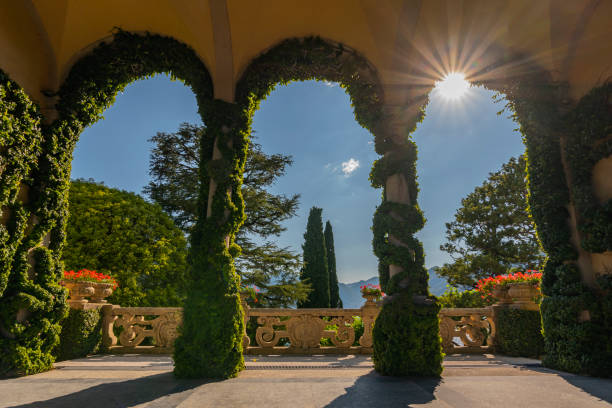 terrazza a villa del balbianello, una delle location cinematografiche di star wars, a lenno, lago di como, italia. - lenno foto e immagini stock