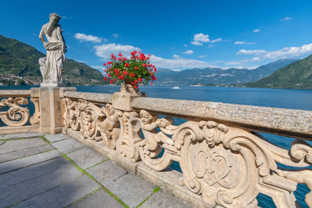 vista sulla vecchia terrazza nel parco di villa balbianello, lago di como, italia. - lenno foto e immagini stock