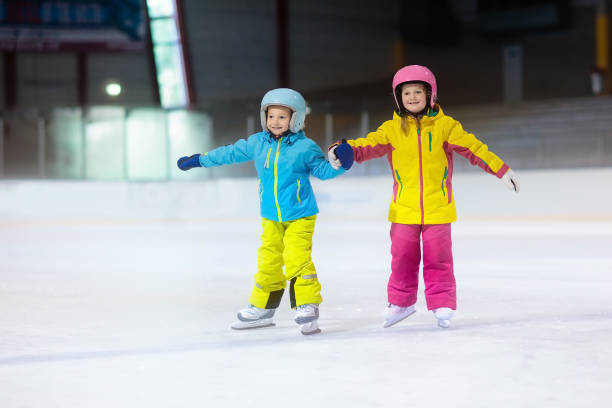 dzieci jeżdżące na łyżwach na lodowisku. sport zimowy dla dzieci. - ice skating ice hockey child family zdjęcia i obrazy z banku zdjęć