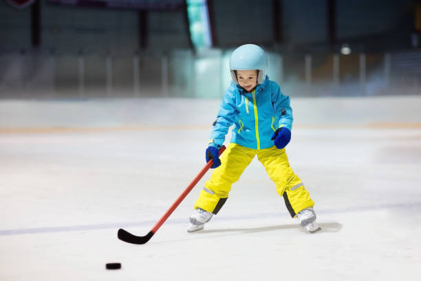 children play ice hockey. kids winter sport. - 16637 imagens e fotografias de stock