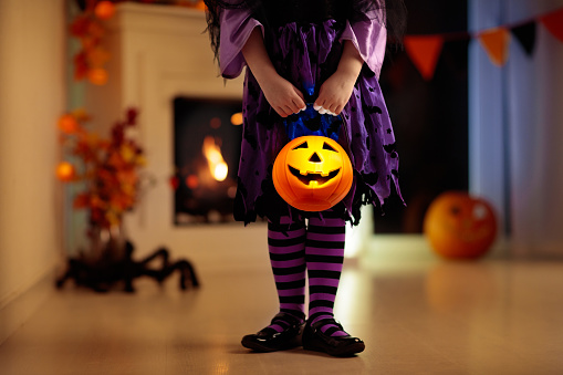 Traje niños de bruja en Halloween trick or treat photo