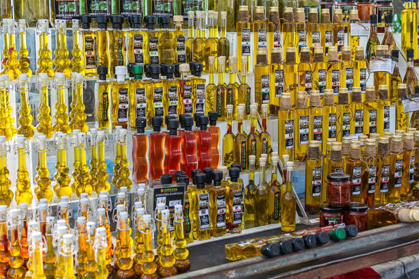 tienda de aceite de oliva en el mercado público. - television stand fotografías e imágenes de stock