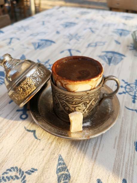 turkish coffee - coffee table non alcoholic beverage turkish coffee black coffee imagens e fotografias de stock