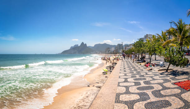 plage d’ipanema et deux frères (dois irmaos) montagne - rio de janeiro, brésil - plage de leblon photos et images de collection