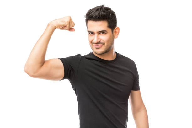 jovem atraente vestida de tshirt preto mostrando seu bíceps - flexing muscles bicep men human arm - fotografias e filmes do acervo