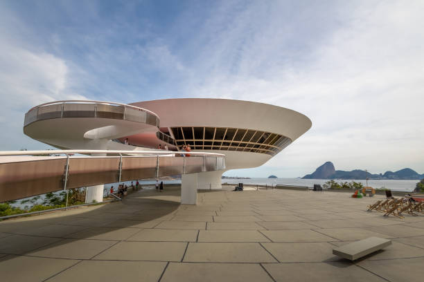 niteroi musée d’art contemporain (mac) - niterói, rio de janeiro, brésil - niteroi photos et images de collection